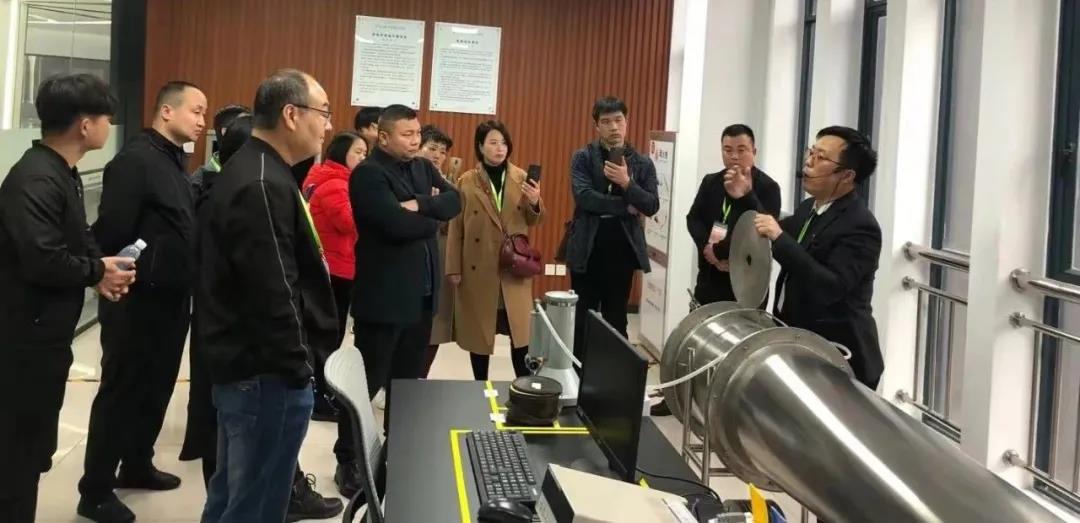 上派集成灶，集成灶十大品牌，客户参观上牌集成灶实验室