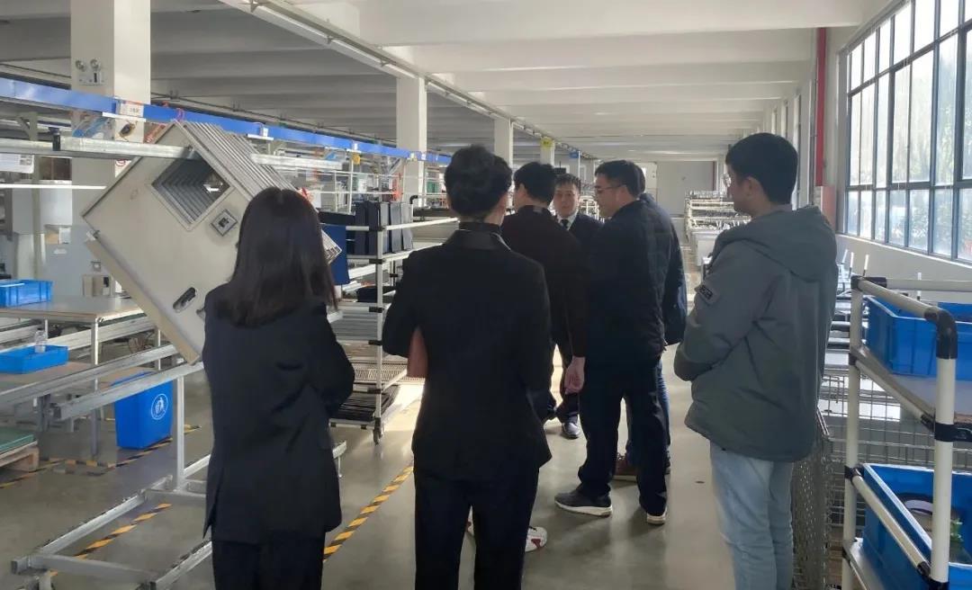 刘二腾博士一行人参观了上派“花园式工厂”精工生产车间、国家级实验室及上派电器大型展厅